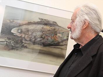 Ingo Cesaro bewundert das Werk des Kulmbacher Künstlers Caspar Walter Rauh: "Er ist kaum vergleichbar mit anderen." Fotos: Jan Koch