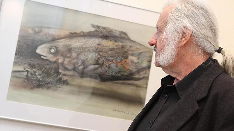 Ingo Cesaro bewundert das Werk des Kulmbacher Künstlers Caspar Walter Rauh: "Er ist kaum vergleichbar mit anderen." Fotos: Jan Koch