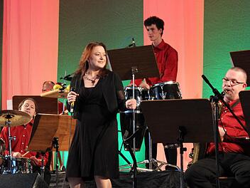 Bandgründer Edmund Rolle (l.) begleitet am Schlagzeug Sängerin Kerstin Suft. Fotos: fra-press