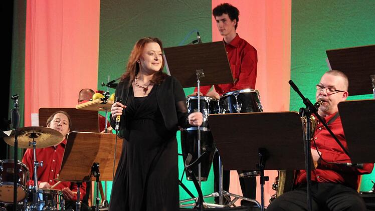 Bandgründer Edmund Rolle (l.) begleitet am Schlagzeug Sängerin Kerstin Suft. Fotos: fra-press