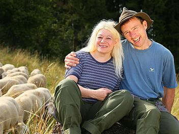 Glücklich vereint? Heike und Schäfer Rainer.  Foto: RTL "Alle Infos zu "Bauer sucht Frau" im Special bei RTL.de: www.rtl.de/cms/sendungen/bauer-sucht-frau.html © RTL