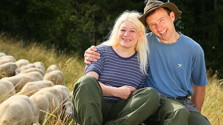 Glücklich vereint? Heike und Schäfer Rainer.  Foto: RTL "Alle Infos zu "Bauer sucht Frau" im Special bei RTL.de: www.rtl.de/cms/sendungen/bauer-sucht-frau.html © RTL