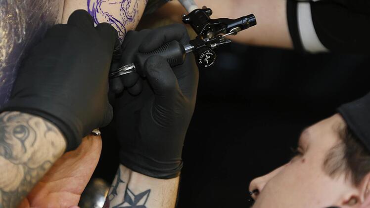 Bei der "Tattoo-Convention" in Strullendorf kamen am Wochenende Fans des Körperkults auf ihre Kosten.  Foto: Matthias Hoch