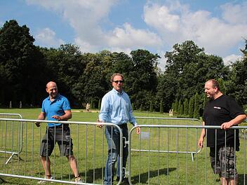 Marcus Reck, Benedikt Graf von Bentzel und Thomas Reich (v.l.) beim Aufbau der Absperrgitter im Park von Schloss Thurn.  Fotos: Ekkehard Roepert