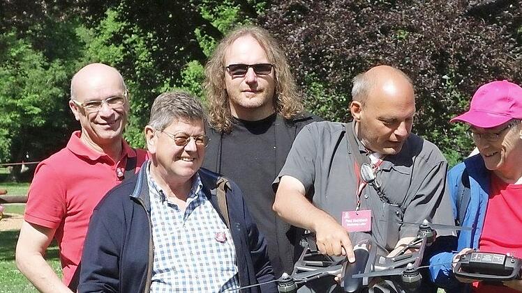 So sehen gl&uuml;ckliche M&auml;nner aus. Die fliegende Kamera hat die Modelleisenbahn abgel&ouml;st. Im Kurs unter der Leitung von Paul Eschbach lernen die Teilnehmer, wie man mit Drohnen gesetzeskonform umgeht. Fotos: Pascale Ferry