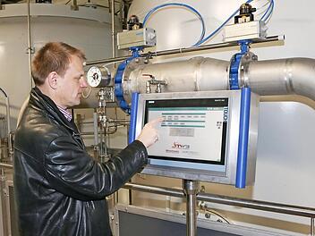 Vor drei Jahren ging das neue Wasserwerk im Stadtwald in Betrieb. Der damalige Abteilungsleiter bei den Stadtwerken, Christoph Jeromin, erläuterte die elektronische Steuerung. Foto: RiegerPress/Archiv
