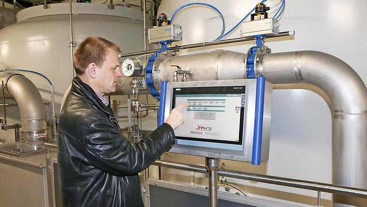 Vor drei Jahren ging das neue Wasserwerk im Stadtwald in Betrieb. Der damalige Abteilungsleiter bei den Stadtwerken, Christoph Jeromin, erläuterte die elektronische Steuerung. Foto: RiegerPress/Archiv