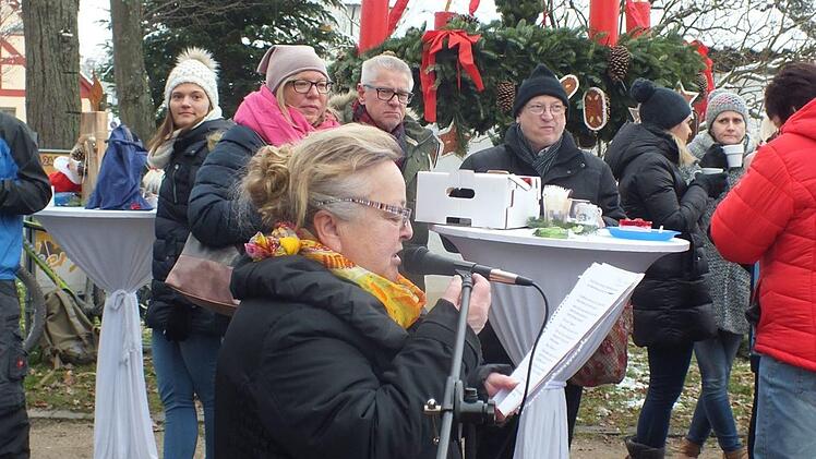 Mitorganisatorin Gertraud Händel bei der Begrüßung