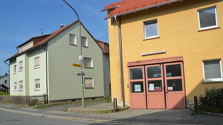 Das Haus Dorfstraße 19 (links) vor dem Abriss.