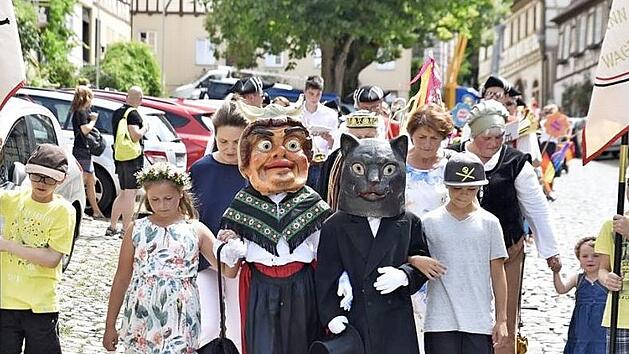 Das Katzenkopfpaar f&uuml;hrte die lustige Kinderschar durch die K&ouml;nigsberger Altstadt zum Festplatz.  Foto: sn