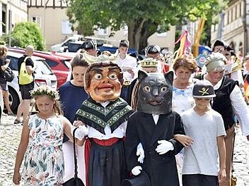 Das Katzenkopfpaar führte die lustige Kinderschar durch die Königsberger Altstadt zum Festplatz.  Foto: sn