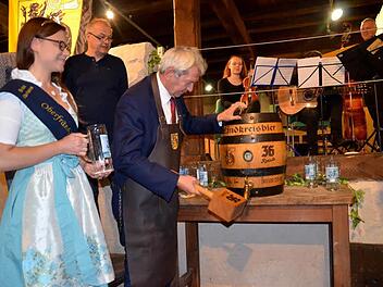 Unter den Augen der oberfränkischen Bierkönigin Christina Pollnick sticht Landrat Johann Kalb ein Bierfass mit "36 Kreisla" an.  Foto: Andrea Spörlein