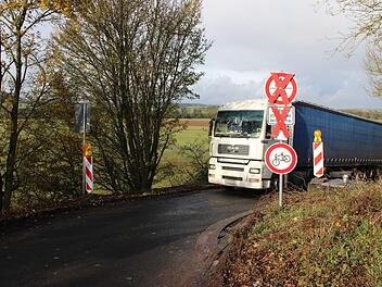 Auch Lastzüge sind derzeit auf dem Wiesenweg bei Münnerstadt unterwegs. Für Radfahrer ist die als Radweg ausgewiesene Strecke deshalb gesperrt. Eine Einbahnstraßenregelung verhindert, dass es auch noch Begegnungsverkehr gibt.Heike Beudert