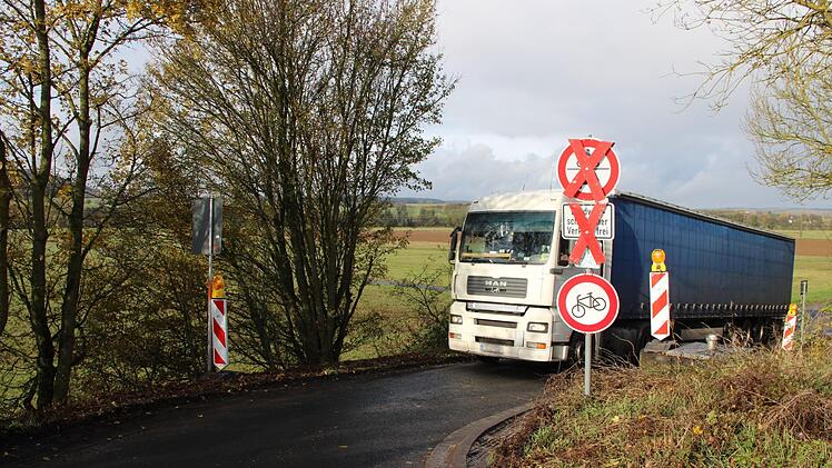 Auch Lastzüge sind derzeit auf dem Wiesenweg bei Münnerstadt unterwegs. Für Radfahrer ist die als Radweg ausgewiesene Strecke deshalb gesperrt. Eine Einbahnstraßenregelung verhindert, dass es auch noch Begegnungsverkehr gibt.Heike Beudert