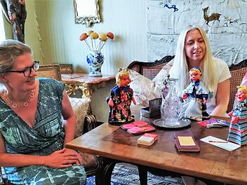 Die Tauschpartnerinnen Anja Lippert (links; Museen der Stadt Aschaffenburg) und Josephine Glöckner (Museen Schloss Aschach) im Spielsalon des Aschacher Schlosses mit Handpuppen aus dem Aschaffenburger Museumsfundus.