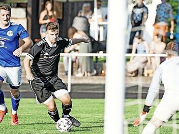 Der Sturmlauf des TSV Sonnefeld in der Kreisliga Coburg ist vorerst gestoppt. Am Freitagabend ließ der bisherige Spitzenreiter beim TSV Grub am Forst nämlich die ersten Zähler liegen (2:2); in dieser Szene setzt sich Aaron Schmidt (schwarzes Trikot) gegen seinen Gegner durch und drängt in den Strafraum.