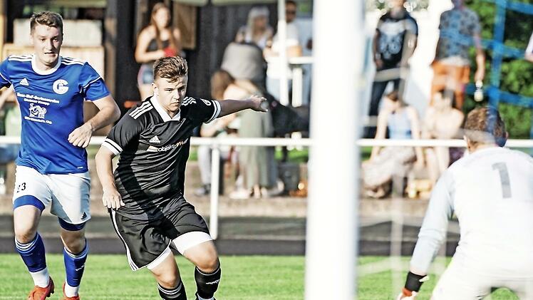 Der Sturmlauf des TSV Sonnefeld in der Kreisliga Coburg ist vorerst gestoppt. Am Freitagabend ließ der bisherige Spitzenreiter beim TSV Grub am Forst nämlich die ersten Zähler liegen (2:2); in dieser Szene setzt sich Aaron Schmidt (schwarzes Trikot) gegen seinen Gegner durch und drängt in den Strafraum.