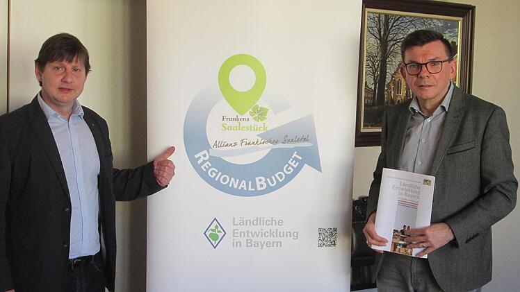 Die Fördermittel aus dem Regionalbudget sind vergeben. Insgesamt stellte das Entscheidungsgremium knapp 93.000 Euro für 19 Projekte im Altlandkreis bereit zur Freude von Allianz-Manager Holger Becker (l.) und Allianz-Vorsitzenden Armin Warmuth (r.) .