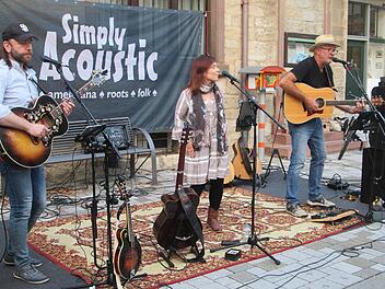 Dem Americana-Sound hat sich das Trio "Simply Acoustic" mit (von links) Frank Leumer, Rebecca King und Michael Fahrmeier verschrieben. Damit traf eine weitere Band aus der Hamulissimo-Reihe ins Schwarze. Foto: Winfried Ehling