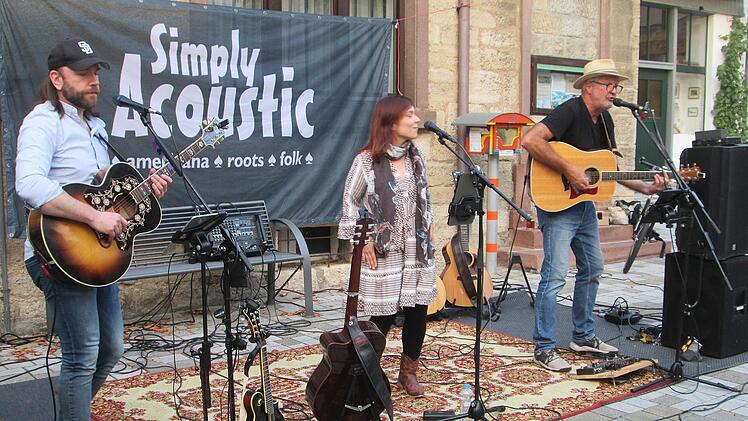 Dem Americana-Sound hat sich das Trio "Simply Acoustic" mit (von links) Frank Leumer, Rebecca King und Michael Fahrmeier verschrieben. Damit traf eine weitere Band aus der Hamulissimo-Reihe ins Schwarze. Foto: Winfried Ehling
