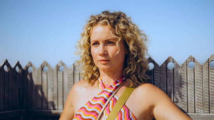 Cornelia Gröschel (37) lässt im neuen ZDF-Film "Verhängnisvolle Leidenschaft - Sylt" (Sonntag, 13. April, 20.15 Uhr, und in der Mediathek) die Hüllen fallen. Wie es war, ihre erste Nacktszene zu drehen, verrät sie im Interview.