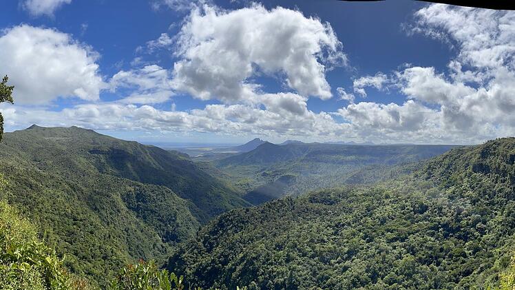Neben der Schatzsuche bietet die Folge auch faszinierende Einblicke in die Natur von Mauritius. Kann die Landschaft vielleicht auch Hinweise auf die Geschichte der Insel geben?