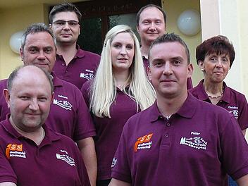 Vorsitzender Georg Purucker (vorne links) hieß den neuen Dirigenten Peter Weiß (vorne rechts) herzlich in den Reihen des Musikvereines Marktleugast willkommen. Mit im Bild (dahinter, von links) zweiter Vorsitzender Raimund Schramm, zweiter Dirigent Michael Schubert, Schriftführerin Juliane Meisel, Hauptgeschäftsführer Martin Nitsch und Schatzmeisterin Christine Löffler.  Foto: kpw