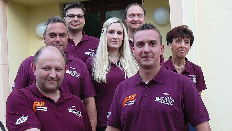 Vorsitzender Georg Purucker (vorne links) hieß den neuen Dirigenten Peter Weiß (vorne rechts) herzlich in den Reihen des Musikvereines Marktleugast willkommen. Mit im Bild (dahinter, von links) zweiter Vorsitzender Raimund Schramm, zweiter Dirigent Michael Schubert, Schriftführerin Juliane Meisel, Hauptgeschäftsführer Martin Nitsch und Schatzmeisterin Christine Löffler.  Foto: kpw