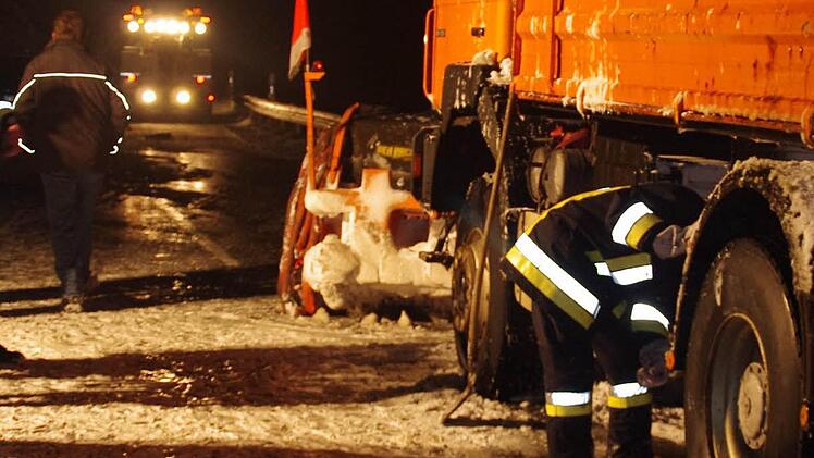 Am Unterbau des liegen gebliebenen Lastwagens wurden Teile demontiert, um das Abschleppen am Anstieg überhaupt möglich zu machen.