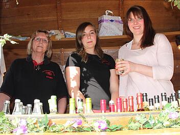 Viele Bad Brückenauer Vereine präsentieren sich beim Stadtfest - so wie hier Inge Broda (von links), Franziska Scheller und Alisa Knüttel von den Karnevalisten. Fotos: Ulrike Müller