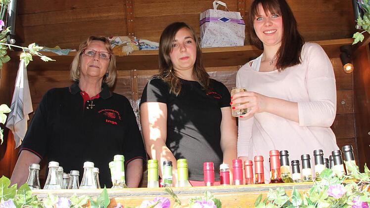 Viele Bad Brückenauer Vereine präsentieren sich beim Stadtfest - so wie hier Inge Broda (von links), Franziska Scheller und Alisa Knüttel von den Karnevalisten. Fotos: Ulrike Müller