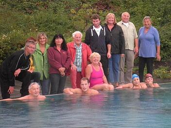 Gemeinsam mit einigen Stammgästen schloss Bademeister Giovanni Caruso (stehend, Vierter von rechts) am Freitagabend die Saison im Höchstadter Freibad ab. Foto: Mona Lisa Eigenfeld