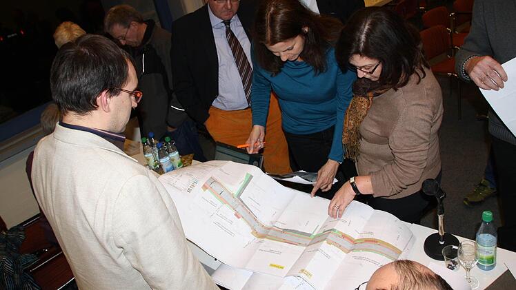 Jede Menge Fragen klärten Bauingenieur Gerhard Schwarzer (links vorne) und die weiteren Planer im Rahmen der Anliegerversammlung gleich anhand der Pläne. Fotos: Ralf Ruppert