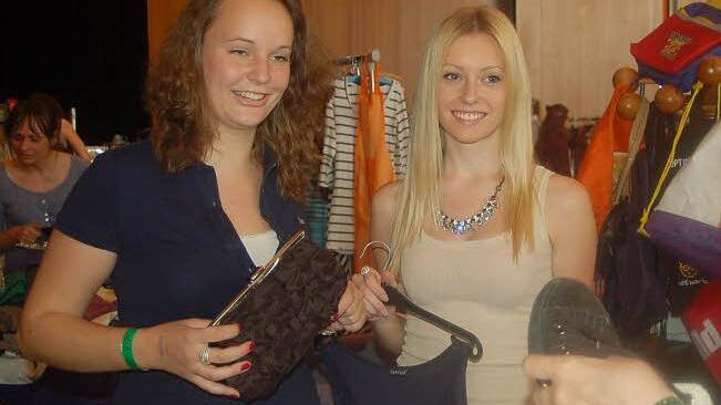 Johanna Popp (links) und Jule Taubmann hatten ihre Kleiderschränke leergeräumt, um am ersten Coburger Mädelsflohmarkt teilzunehmen - und um mit dem Erlös die Schränke wieder füllen zu können. Fotos: Gabi Arnold