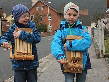 Sie probieren das altüberlieferte Klappern schon einmal aus und sind ganz stolz, auch die Klappern ihrer Väter benutzen zu dürfen: Nils Schmitt (5, links) und Yannik Metz (6). Foto: Arnold Nöth