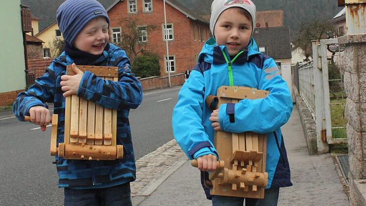 Sie probieren das altüberlieferte Klappern schon einmal aus und sind ganz stolz, auch die Klappern ihrer Väter benutzen zu dürfen: Nils Schmitt (5, links) und Yannik Metz (6). Foto: Arnold Nöth