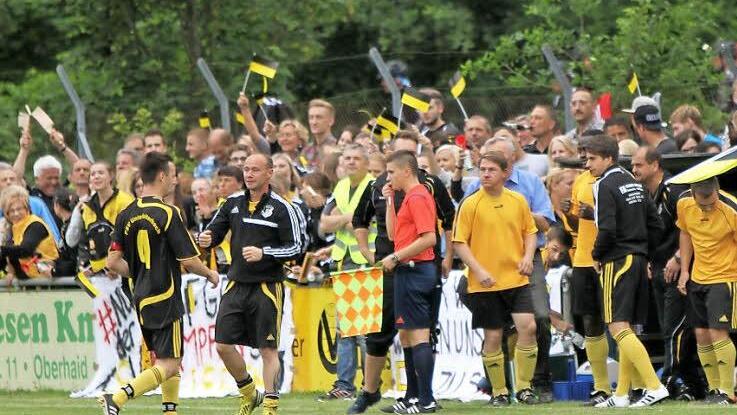 Frenetischer Jubel auf der Auswechselbank und bei den Unterleiterbacher Fans im zweiten Relegationsspiel des FSV gegen den SV Dörfleins. Gerad hat Benjamin Schmitt fast mit dem Pausenpfiff das 1:0 erzielt. Die "Lätterbocher" gewannen am Ende mit 2:1 nach Verlängerung und haben damit den Aufstieg in die Bezirksliga geschafft.  Foto: Günther Geiling