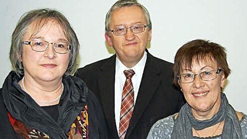 Mit der goldenen Ehrennadel zeichnete Vorsitzender Günter Dippold Vera Milton (rechts) und Beate Ehl aus. Fotos: Andreas Welz