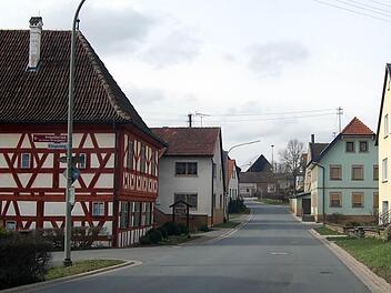 Der Ruf nach Gehsteigen an der Hauptstraße in Eggenbach wird wieder laut. Fotos: Andreas Welz