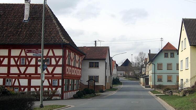 Der Ruf nach Gehsteigen an der Hauptstraße in Eggenbach wird wieder laut. Fotos: Andreas Welz
