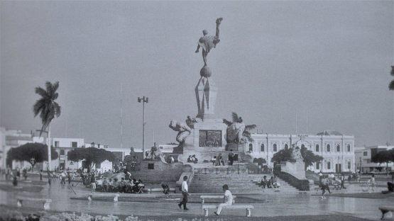 Freiheitsdenkmal in Trujillo. Die Ausdehnung der Anlage des Freiheitsdenkmals (La Libertad) an der Plaza de Armas von Trujillo erreicht eine Ausdehnung von 30 Meter Breite und 25 Meter Höhe.Es besteht aus drei Abschnitten: Der erste befindet sich auf einer runden Plattform mit Sockeln, die auf einer Granitbasis ruhen und die Skulpturen darstellen die Kunst, Wissenschaft, Handel und Gesundheit. Die zweite besteht aus drei robusten Statuen. Eine Statue eines Mannes, der schnaubt, ist verbogen u...