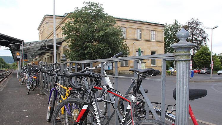 Ineinander verkeilt: Die Möglichkeiten sein Fahrrad sicher zu parken bietet sich aktuell nicht.Foto: Johannes Schlereth