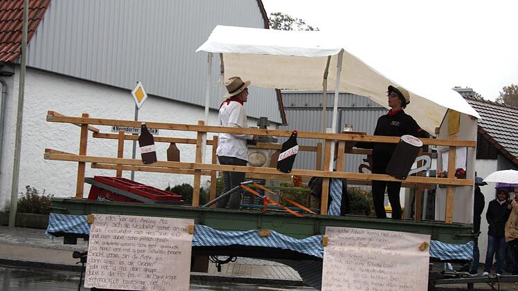 Beim Kerwaumzug war auch auf dem Wagen ein Regenschutz gefragt.     Foto: Richard S&auml;nger