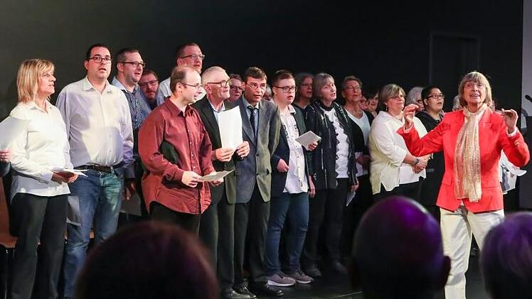 Im Chor "Auftakt" können Wilfried Mostel (vordere Reihe mit erhobenem Liedblatt) und Co. ihre Freude am Gesang ausleben.  Foto: Barbara Herbst