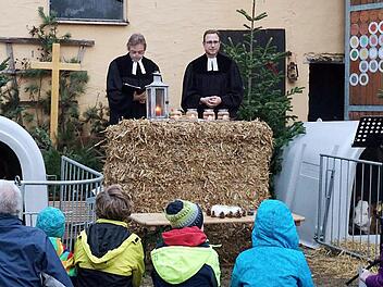 Oliver Schürrle (l.) und Peter Söder zelebrierten den Gottesdienst, eingerahmt von zwei Kälbchen. Foto: Richard Sänger