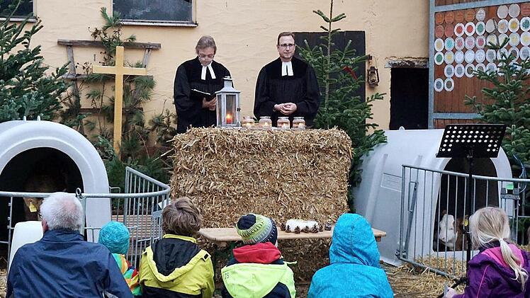 Oliver Schürrle (l.) und Peter Söder zelebrierten den Gottesdienst, eingerahmt von zwei Kälbchen. Foto: Richard Sänger