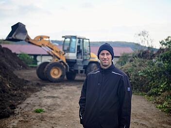 Eine Plastikbank und ein altes Wagenrad liegt schon mal auf dem Kompostplatz von Michael Schubert in Eichenbühl herum. Glücklich sind er und sein Vater nicht über die Bequemlichkeit der Lieferanten. Fotos: Bastian Sünkel