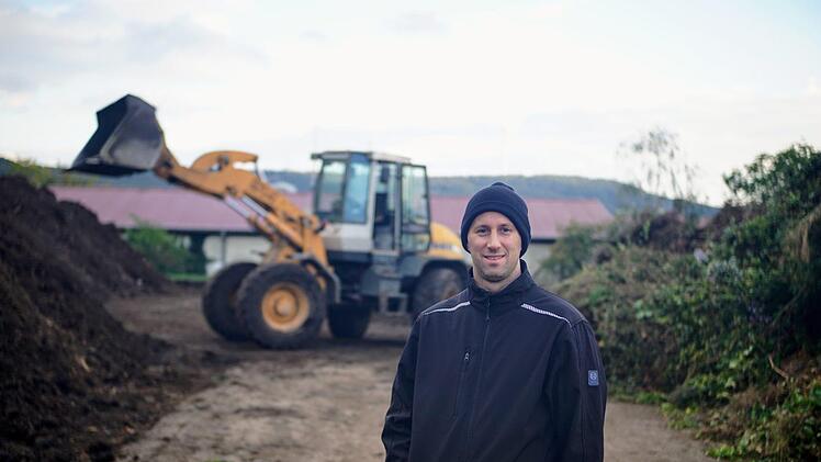 Eine Plastikbank und ein altes Wagenrad liegt schon mal auf dem Kompostplatz von Michael Schubert in Eichenbühl herum. Glücklich sind er und sein Vater nicht über die Bequemlichkeit der Lieferanten. Fotos: Bastian Sünkel