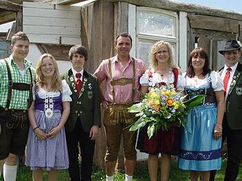 Das Königshaus mit Schützenkönigin  Susanne Schmitt (3.v.r.) und Jugendkönigin Tamara Metz (2.v.l.). Fotos: Wolfgang Wimmel