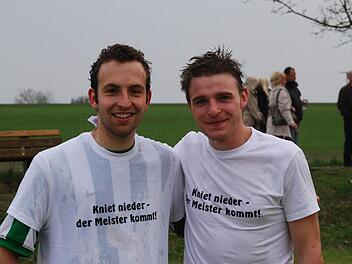 Können Simon Müller (links) und Alexander Gress ihr Meister-T-Shirt von letzter Runde gleich nochmal anziehen. Zumindest steht ihr Oberschwarzacher Team als Aufsteiger mehr als komfortabel auf Rang eins der Kreisklasse 2 SW. Foto: Sterzbach